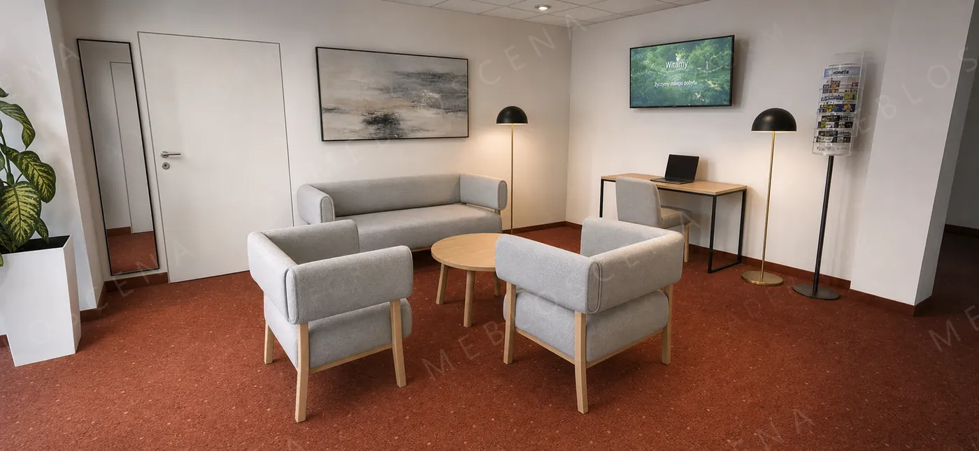 Lobby Olsztyn z wykładziną w kolorze ceglastym, ujęcie z lewej strony